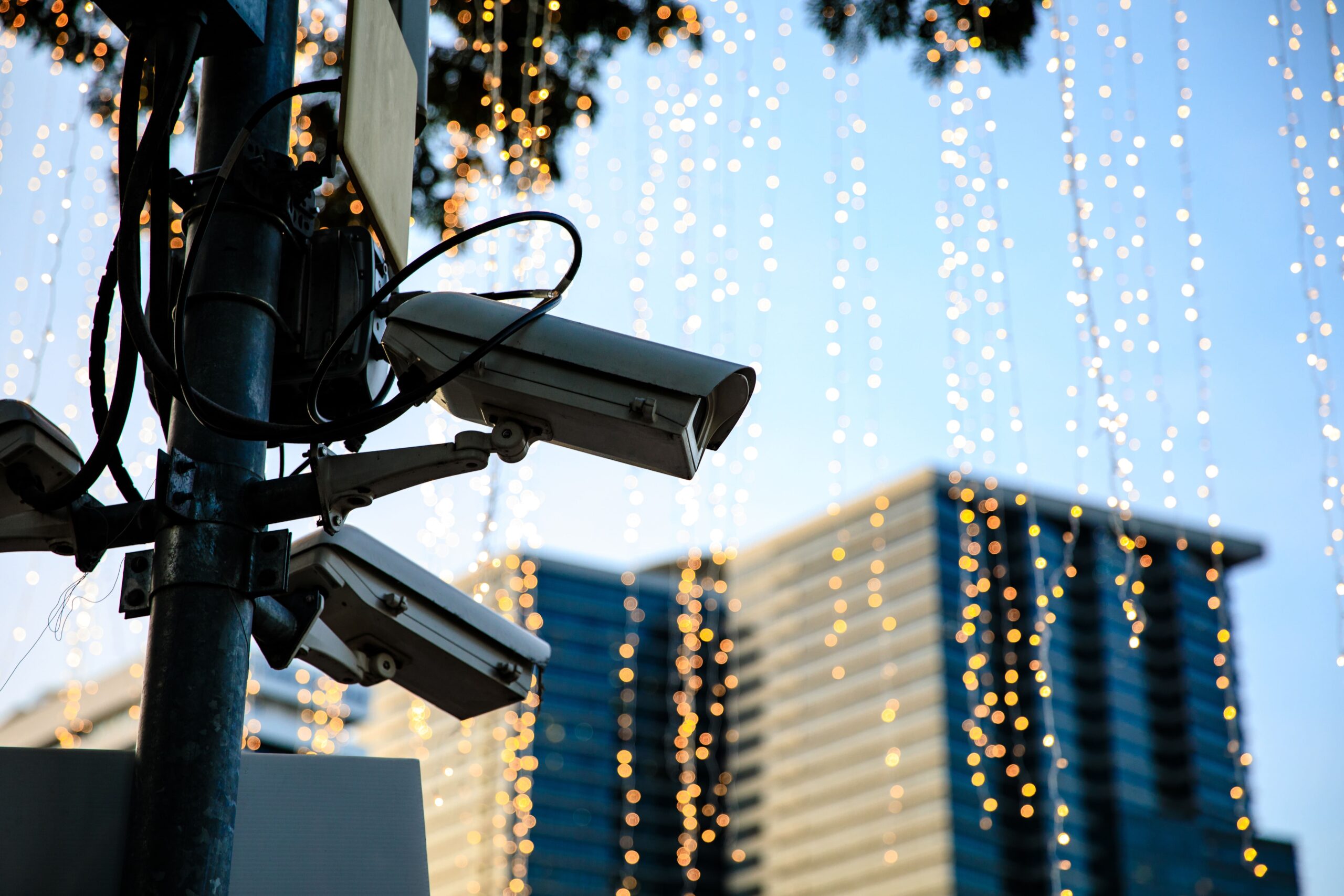 camaras-de-seguridad-de-cctv-en-postes-en-parques-publicos-para-monitorear-la-seguridad-de-la-ciudad_6_11zon